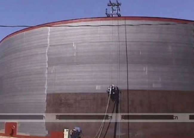 大型油罐罐體防腐除銹立式垂直拋丸機施工現(xiàn)場圖 大型油罐罐體防腐除銹立式垂直拋丸機施工現(xiàn)場圖