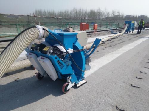 標(biāo)線拋丸機(jī)擦除標(biāo)志線清理現(xiàn)場 標(biāo)線拋丸機(jī)擦除標(biāo)志線清理現(xiàn)場