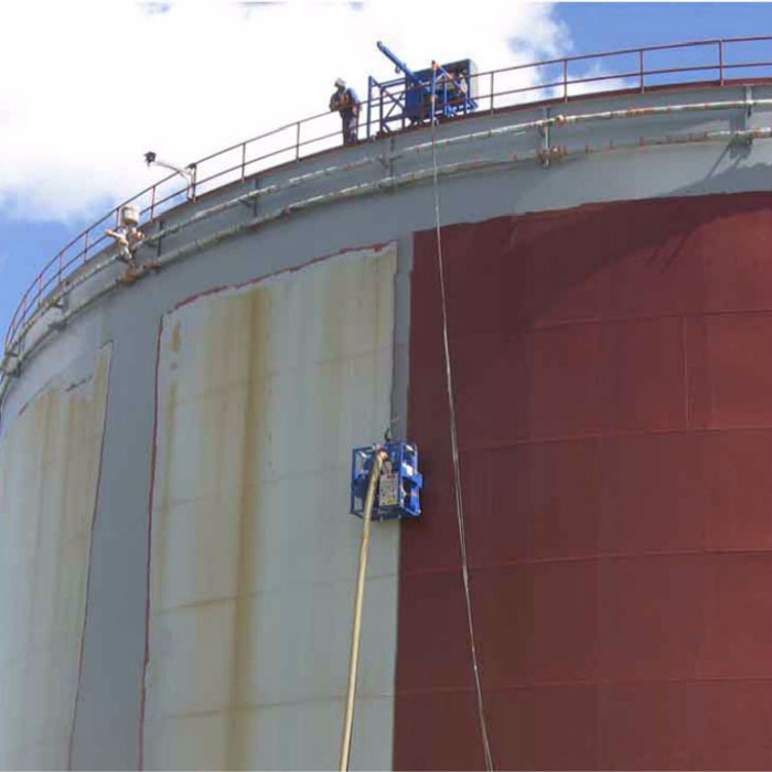 高空作業(yè)儲油罐外壁拋丸機(jī)施工現(xiàn)場圖 高空作業(yè)儲油罐外壁拋丸機(jī)施工現(xiàn)場圖